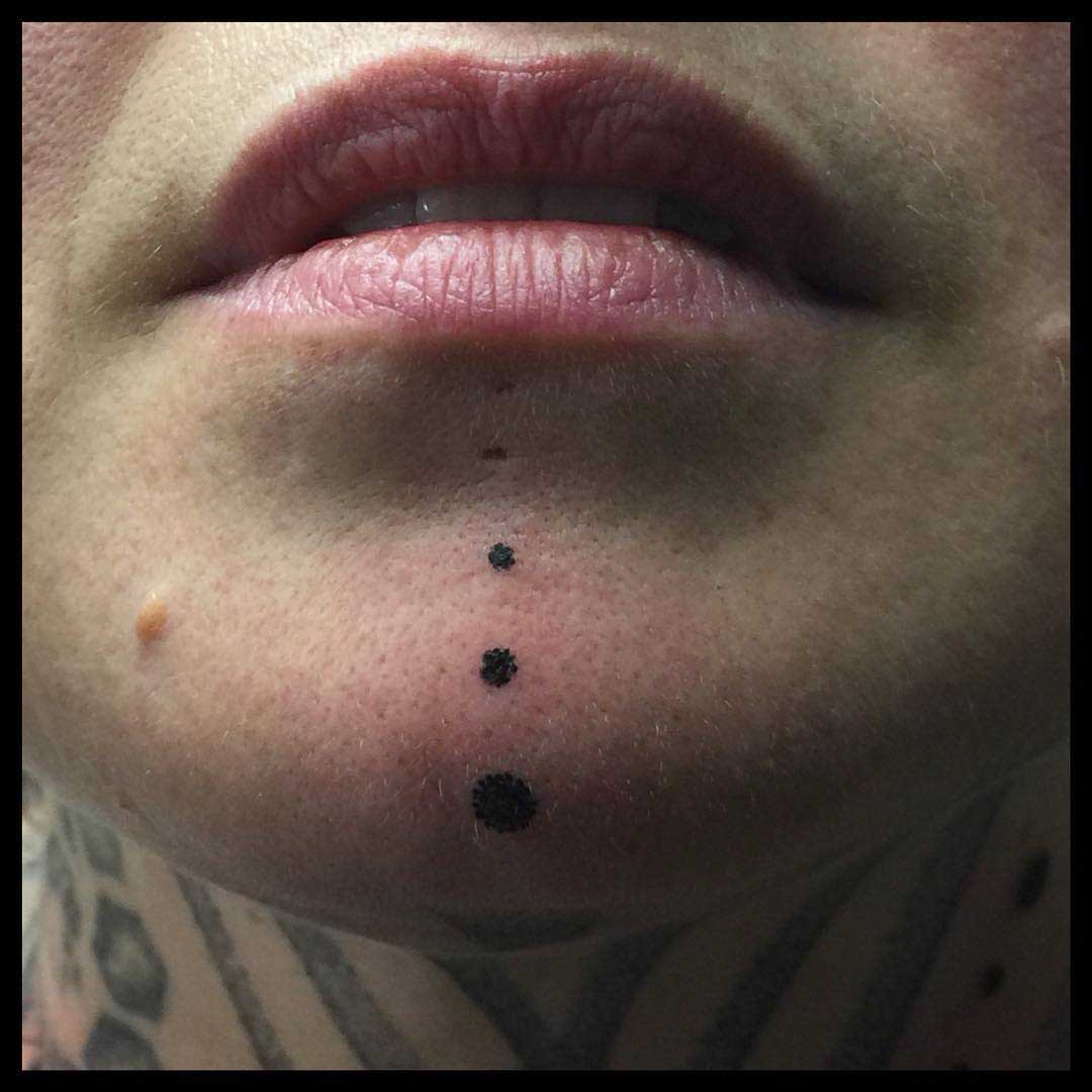 single-line-tattoo-on-chin-best-tattoo-ideas-gallery