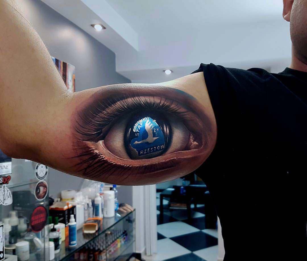 eye tattoo on bicep        
        <figure class=